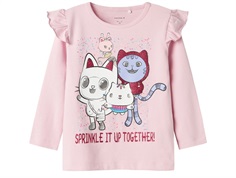 Lyserød langærmet t-shirt med Gabby's dollhouse print og flæser på skuldrerne fra Name It 13236203 corsage